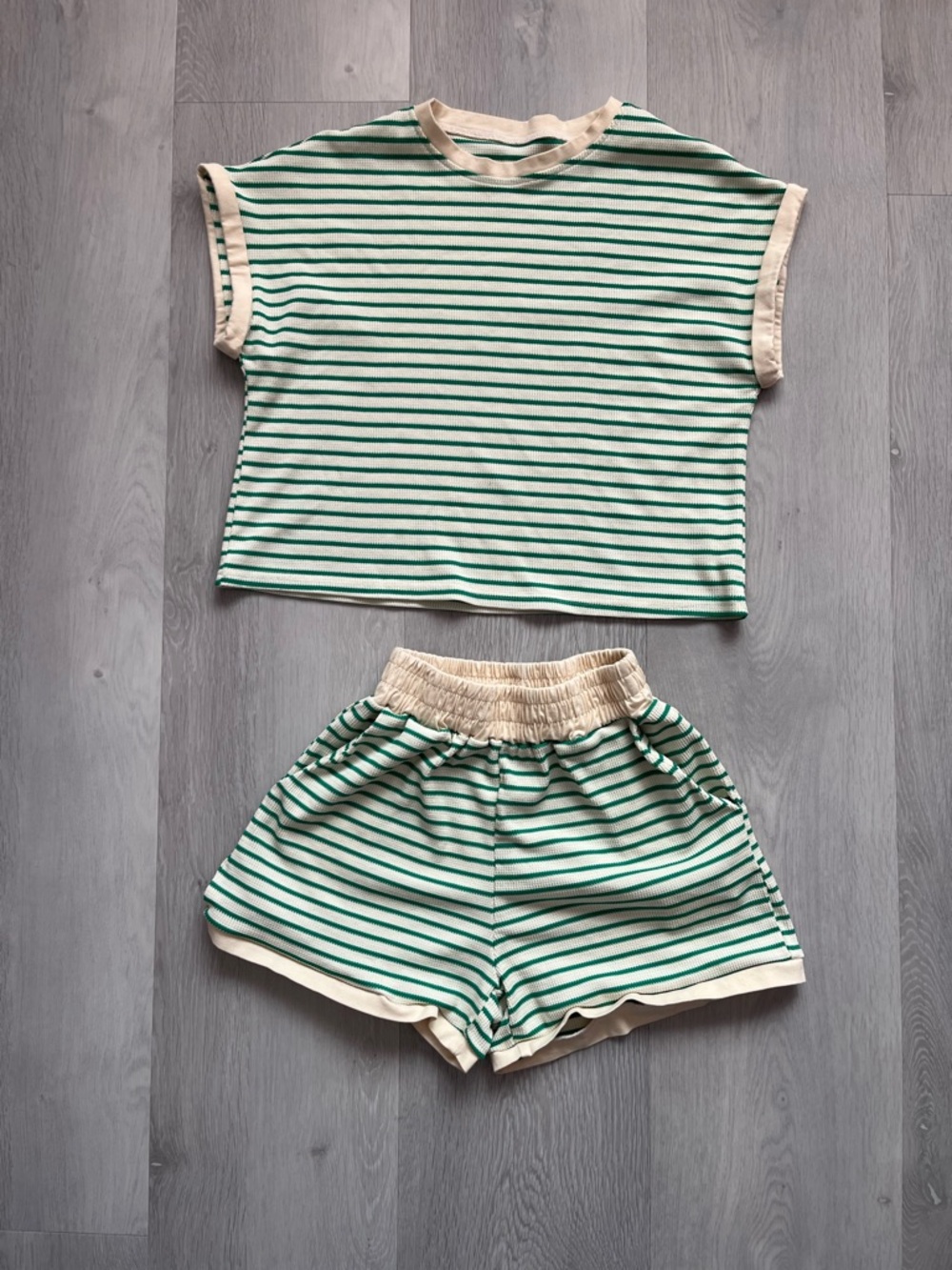 SHORT SET GREEN CREAM STRIPED SHORT SLEEVE HIGH RISE WOMENS SMALL